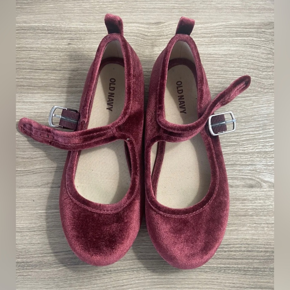 Old Navy Velvet Ballet Flat Shoes for Girls Color Burgundy. Excellent Condition.
